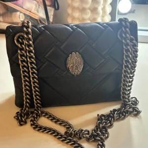 Kurt Geiger väska - Modellen mini! Sparsamt använd men lite slitningar på kanterna som knappt syns. 