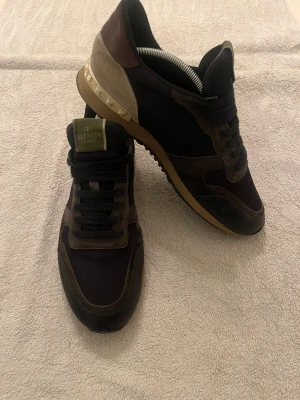 Valentino Rockrunners - Snygga Valentino Garavani Rockrunner sneakers perfekta nu för vintern i mörkblåoch beige med svarta meshpaneler och detaljer i mocka och skinn. 