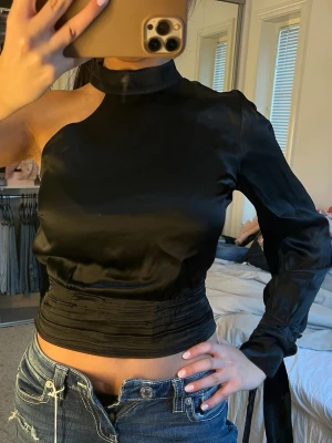 One shoulder satin topp  - Super snygg satin topp som passar en Xs-S