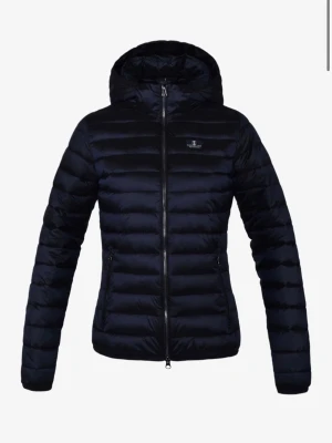 Marinblå dunjacka med huva från Kingsland - Snygg svart dunjacka från kingsland med huva och quiltad design. Jackan har dragkedja framtill, två sidofickor och en smal passform. Perfekt ridjacka till våran. Säljer pga ingen användning. Xs-s. Skickar bilder vid förfrågan!