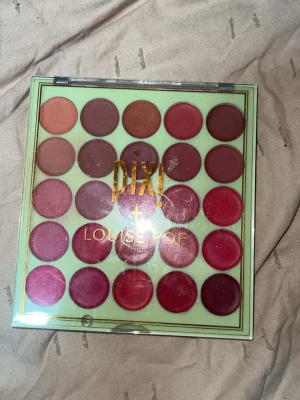 Pixi x Louise Roe blush palette - Använd litegrann men bra skick. Funkar för kinder och läppar. Perfekt för dig som vill ha många färgval till läpparna och kinderna.