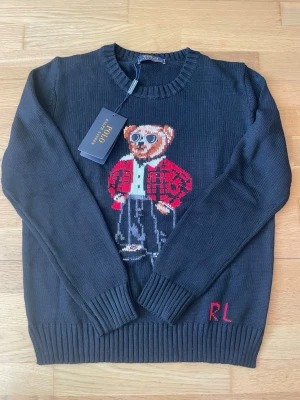 Polo bear ralph lauren stick tröja - Polo bear ralph lauren stick tröja, helt ny, oanvänd kommer med tags. Storlek M färgen svart
