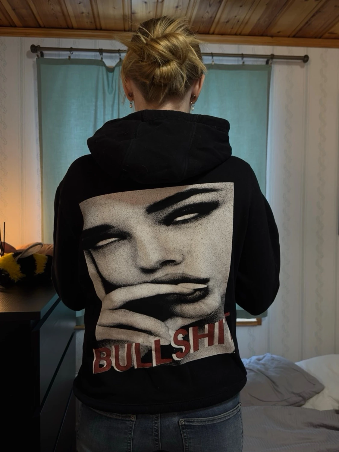 Svart hoodie med tryck på ryggen - 1