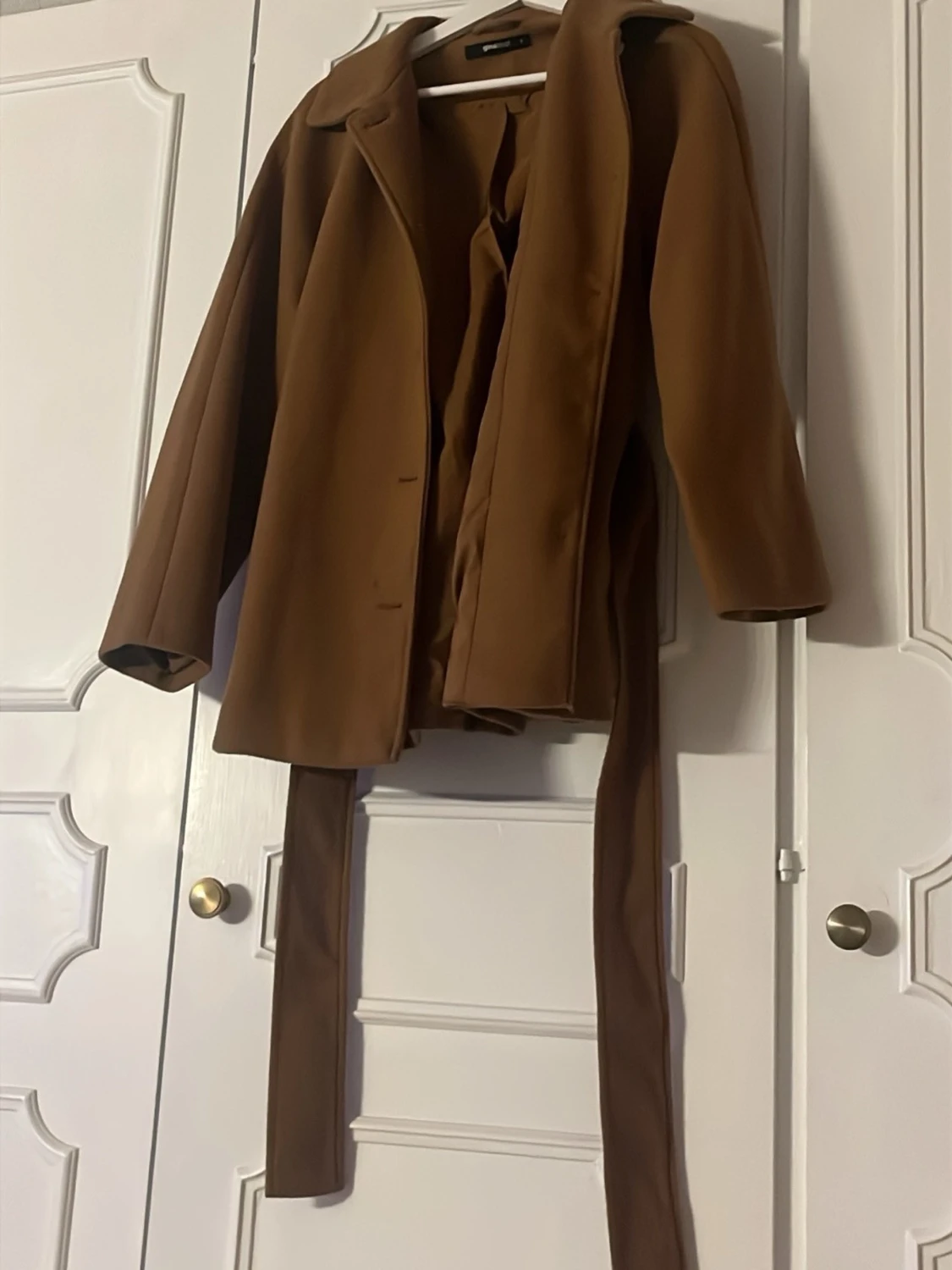 Brun kappa med bälte från Gina 