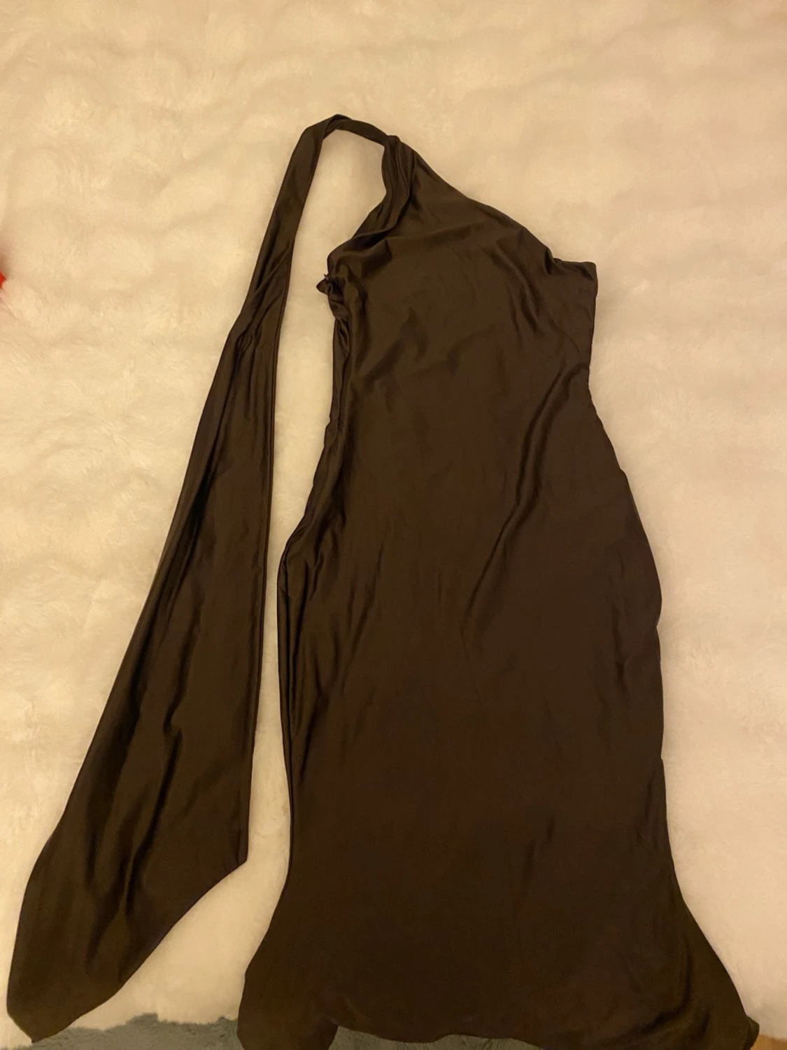 Oh Polly Brun asymmetrisk satinklänning  - 2