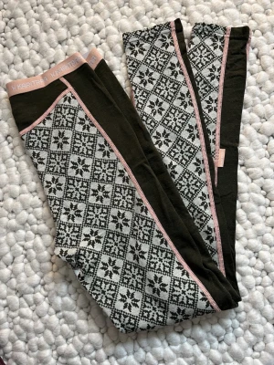 Kari Traa Underställsbyxor 100% Merinoull - Underställsbyxor från Kari Traa i 100% merinoull  Dessa har medelhög midja Sparsamt använda  Medelhög midja Är i storlek M men skulle säga att de är mellan S och M i storlek