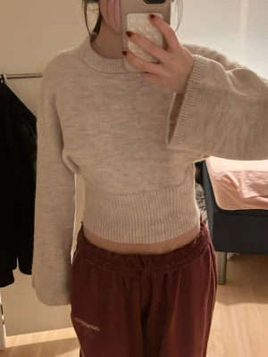Beige croppad stickad tröja  - Helt ny fin stickad gina tröja orginal pris 400kr🙌 Säljer för att de inte kommer till användning😊priset kan diskuteras💕