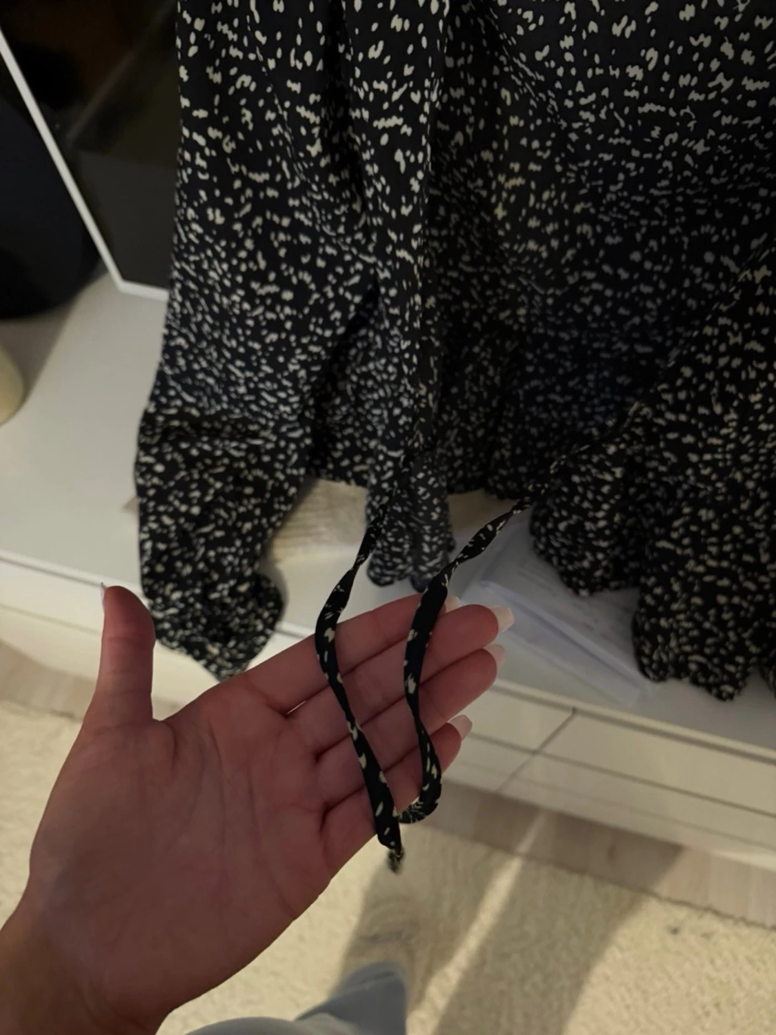 Svart blus med vita blommor  och knytband - 1