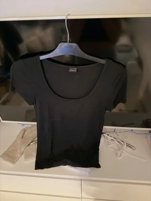 Svart T-shirt från Gina Tricot  - En basic kortärmad svart tröja, skönt material. Ordpris: 199kr säljer för 50kr plus frakt