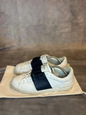 Valentino Opens | Storlek 44 - Valentino opens i storlek 44. Fint skick! Dustbagen följs med ⭐️Naturligtvis äkta. Frakt samma dag som vid köp