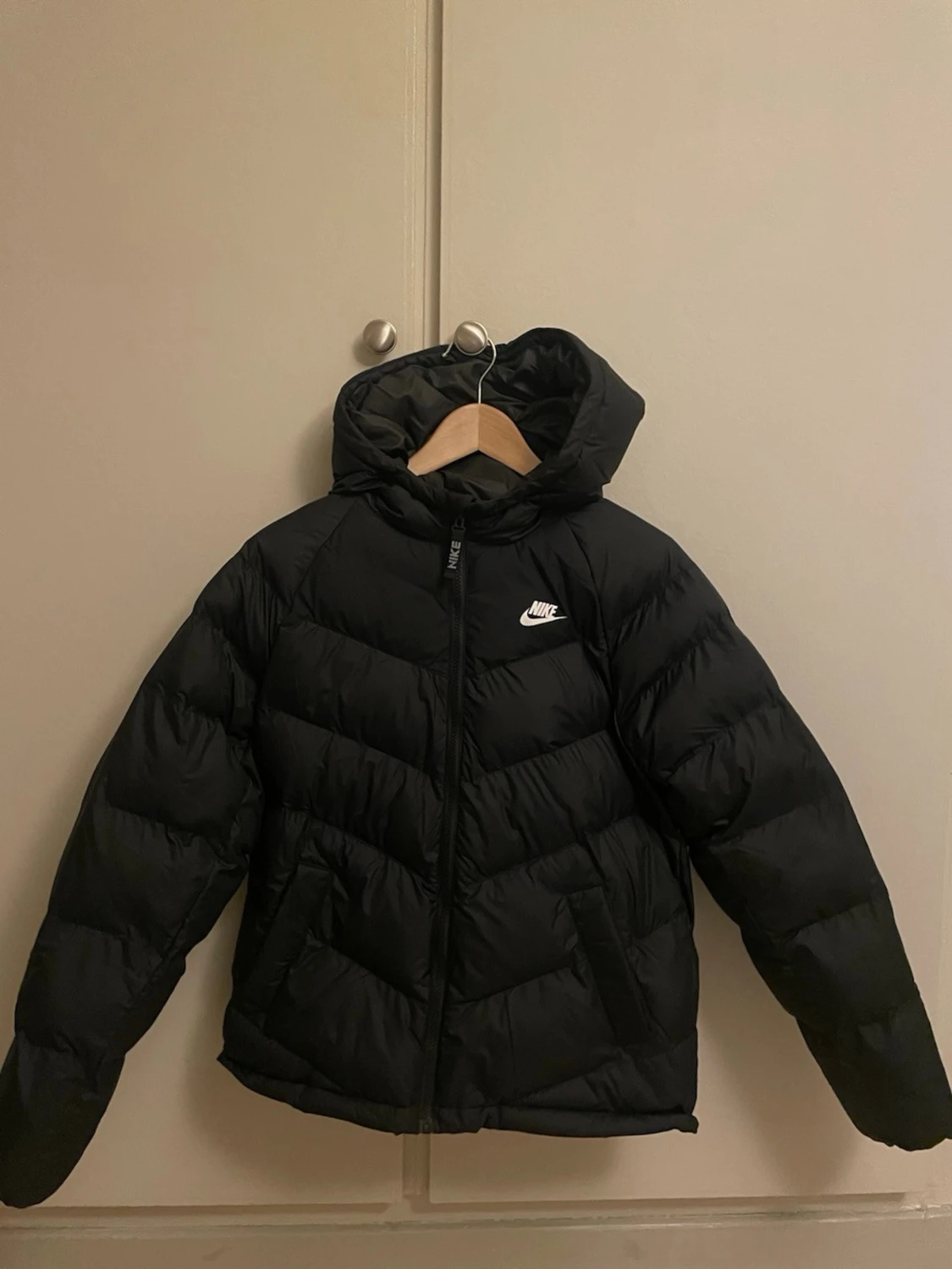 Svart barn pufferjacka från Nike med huva 