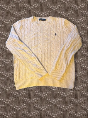  kabelstickad tröja Polo Ralph Lauren - Tröjan har det klassiska mörkblå broderade logot på bröstet. Tröjan sitter rintigt fett men är tyvärr lite övertvättad därav de lägre prist. Jag köpte tröjan från plick tidigare 2025. Skriv om ni vill ha bilder på hur tröjan sitter på osv📩