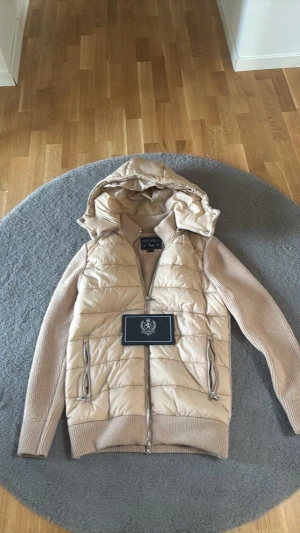 Leon Marcel - Beige cardigan - Säljer en beige cardigan från Leon Marcel! Använd endast en gång! Nyskick! | Jackan är lite brunare än bilden (Kom DM) | Perfekt nu inför våren! 💫 Nypris: 1349 SEK | Vid frågor eller funderingar finns jag i DM! 📩 Mvh CVB Closet