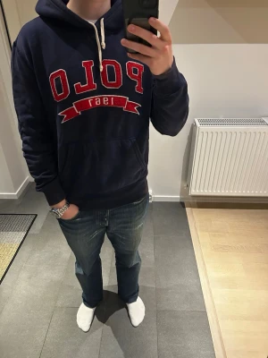 Polo ralph lauren | M  - Skön tröja från polo Ralph lauren | fint skick men har en lite fläck (se sista bilden) | om du har frågor tveka då inte på att höra av dig 🙌