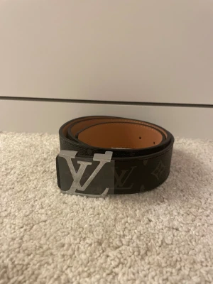 Svart Läderbälte - Svart läder bälte, stilrent. 110cm