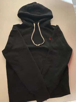 Ralph lauren hoodie  - Säljer en svart Ralph lauren tröja i storlek S men sitter som en XS. Tröjan är i fint skick och har inga defekter, hör av dig vid frågor👍🏼 