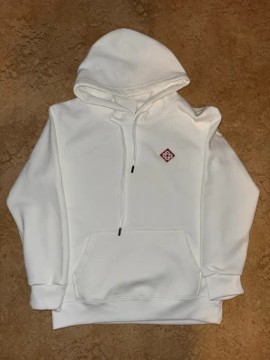 Vit hoodie från casa blanca - Riktigt fin hoodie från casa blanca med premium material oanvänd. Skriv pm vid frågor! Storleken ligger mellan 164 och S!!!