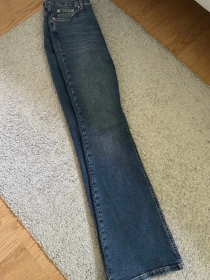 Jeans bootcut Gina Tricot - Fina bootcut jeans från Gina Tricot. Strl 38 men funkar även för strl 36/S skulle jag säga