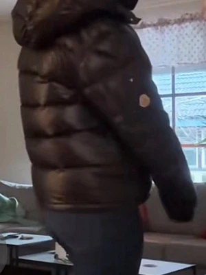 Moncler Maya jacka  - Svart moncler maya. Använt i 1 år men kan inte ha den längre då den är för liten.  Skriv för äktighetsbevis och fler bilder. Priset går nog att diskuteras.