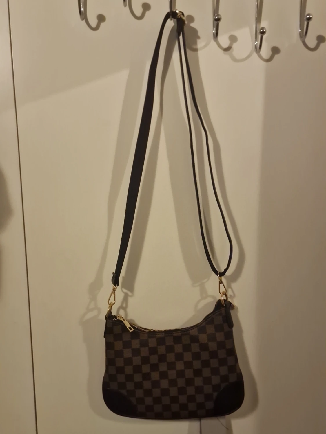 Brun rutig axelväska med guldiga detaljer