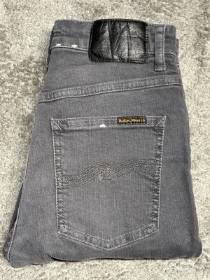 Gråa Nudie Jeans - Gråa Nudie Jeans||Skick 9/10||Storlek 28/30||Modell Skinny ||Skriv vid minsta intresse||