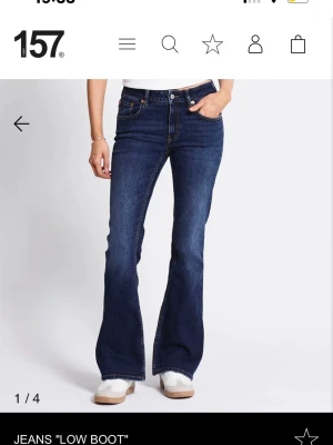 Mörkblå bootcut jeans - Snygga mörkblå bootcut jeans med klassisk femficksdesign och hög midja. Jeansen har en figurnära passform upptill och utsvängda ben, perfekta till sneakers eller boots. Tillverkade i mjukt denimtyg med stretch för extra komfort. Säljer pågrund av fel storlek❤️
