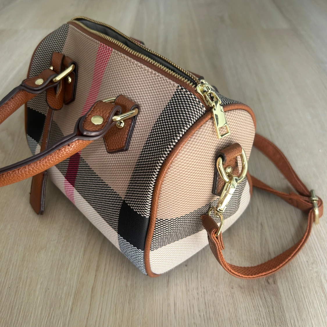 Rutig handväska med bruna detaljer - 1