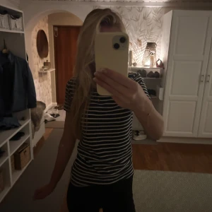 Randig t-shirt från H&M, marinblå/vit - Säljer en klassisk randig t-shirt från H&M i marinblått och vitt. T-shirten har korta ärmar, rund halsringning och är gjord i mjuk bomull. Perfekt basic-plagg med slim passform som funkar året runt.