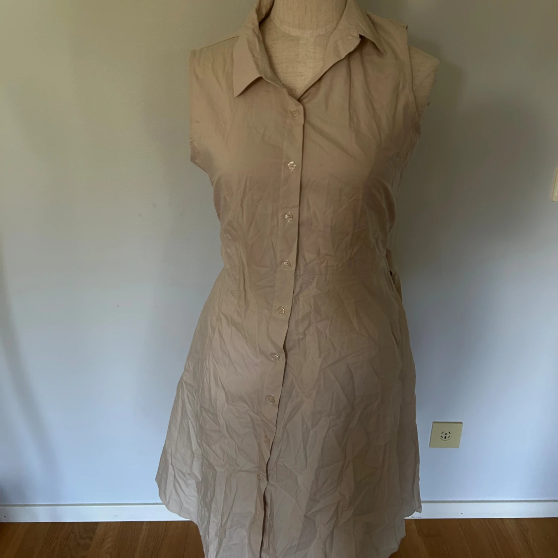 Beige ärmlös skjortklänning med bälte - 4