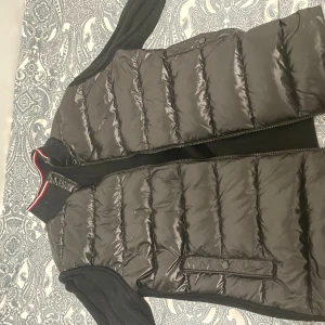 Moncler höst jacka  - Höst moncler jacka, står strl xl passar M/L