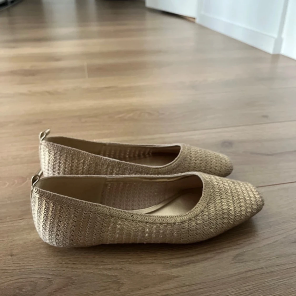 Guldiga ballerinaskor från Zara - 2