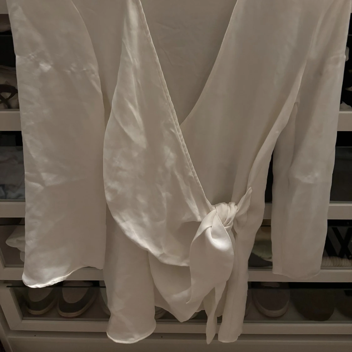 Vit omlottblus klänningen från Zara i sidenlook - 1