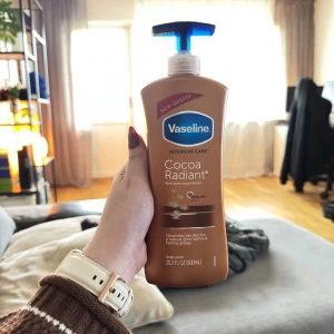 Vaseline Cocoa Radiant Body Lotion - Stor pumpflaska med Vaseline Intensive Care Cocoa Radiant body lotion, innehåller 600 ml. Brun plastflaska med blå pump, doft av kakao och berikad med kakaosmör för att ge huden lyster och mjukhet. ENDAST TESTAD
