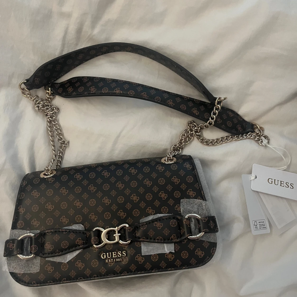 Brun axelväska från Guess med kedja