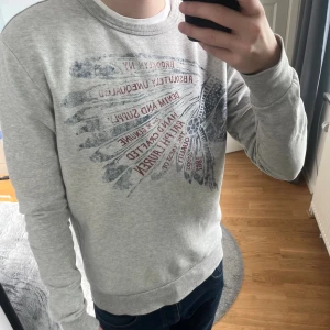 Ralph Lauren crewneck - Crewneck från Ralph Laurens märke Denim & Supply, storlek S, jag är 180, defekter syns på de tre sista bilderna (liten fläck på armbågen, litet hål på brösten och hål på baksidan av tröjan) skriv vid frågor!