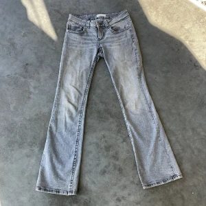 y2k low bootcut jeans - Gina tricot - Snygga grå jeans från Perfect Jeans i bootcut-modell. Använd fåtal gånger.