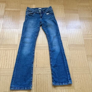 Blå bootcut jeans med låg midja - Snygga blå jeans med klassisk bootcut och low waist,från Gina tricot young