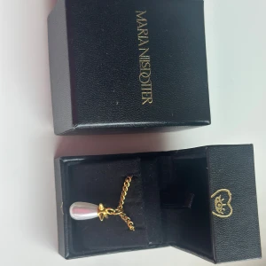 Pearl Tear halsband Maria Nilsdotter - Säljer vidare mitt Pearl Tear halsband från Maria Nilsdotter som jag köpt på Plick💕Kedjan är bytt mot en annan då förra blev missfärgad men berlocken är från Maria. Kan gå ner i pris vid snabb affär! 