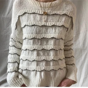 Stickad tröja med volanger från Zara - Supermysig eftertraktad och slutsåld stickad tröja med volanger från Zara, mycket bra skick jag är 170 och har storlek S! 💞💞💞