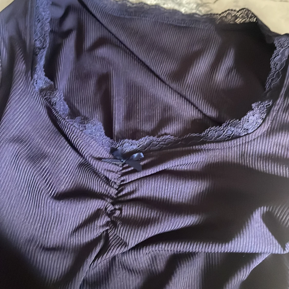 Mörklila ribbad långärmad topp - 1