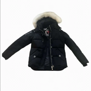 Svart dunjacka Moose Knuckles med päls - Äkta Moose Knuckles jacka – originalförpackning och tagg medföljer. Jackan är i bra skick och väldigt snygg på! Enda lilla nackdelen är att dragkedjan kan vara lite seg, men det spelar ingen större roll då den även har knappar. Storlek M, men sitter mer som en S. 