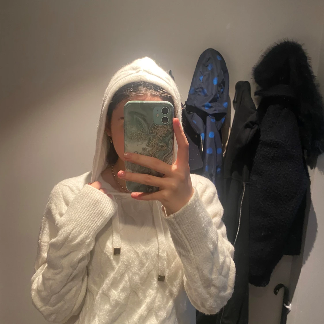 Vit stickad hoodie med snörning - 1