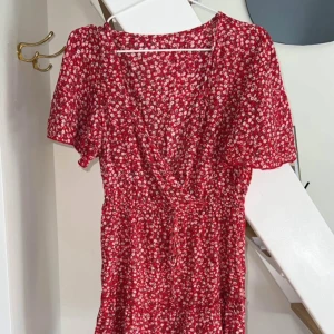 Klädpaket klänningar  - 3 stycken klänningar, oanvända. Storlek L, men passar en S-M