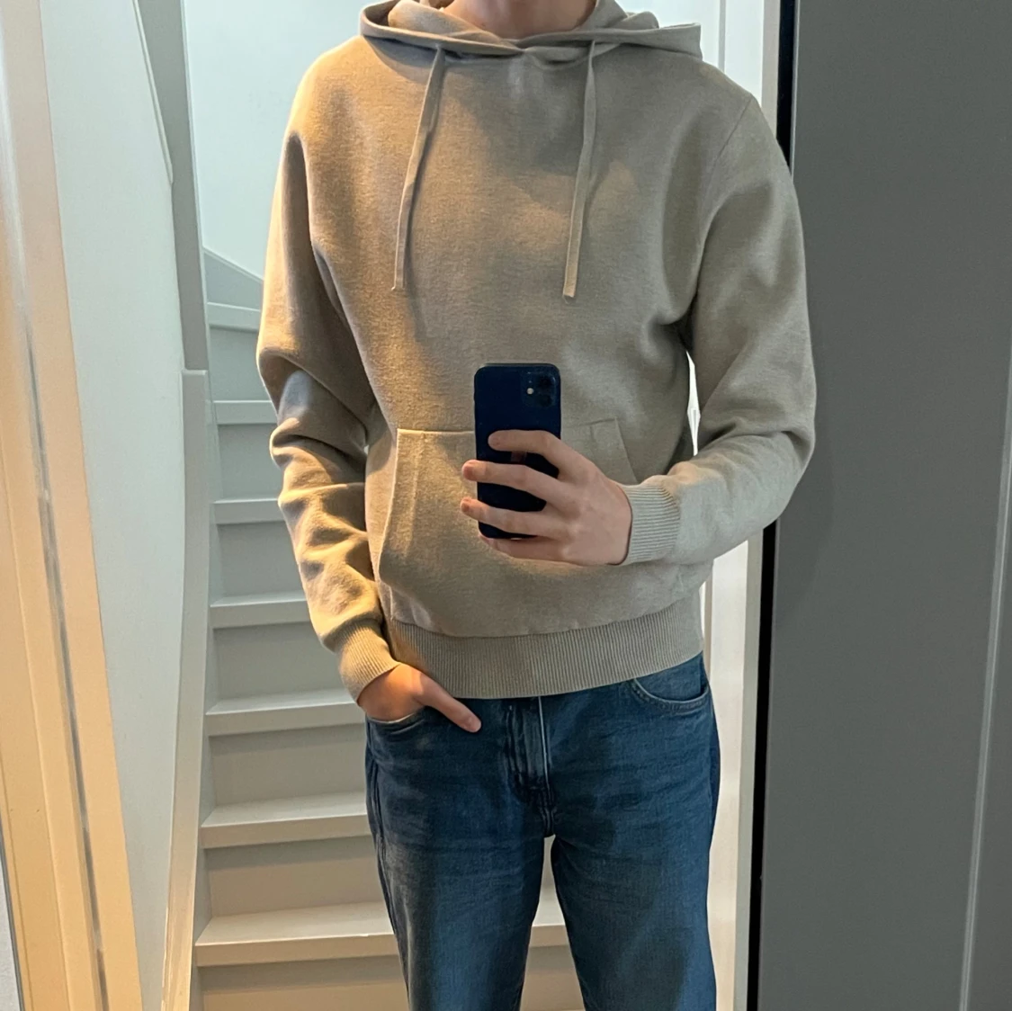 Ljusgrå hoodie från COS