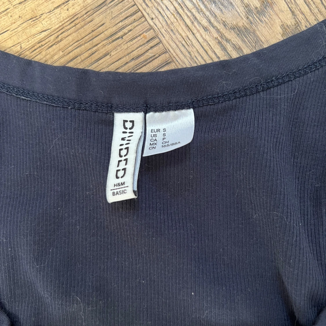 Mörkblått ribbat HM linne - 4