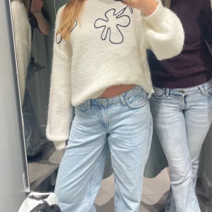 Ljusblå Wide Weekday jeans - Säljer ett par ljusblå Weekday jeans med klassisk femficksdesign och raka, vida ben. Jeansen har låg midja och är tillverkade i mjukt denimtyg av bomull. Perfekta för en avslappnad och trendig look. Köpta nya för 1 månad sen så de är sparsamt använda! W27, L32