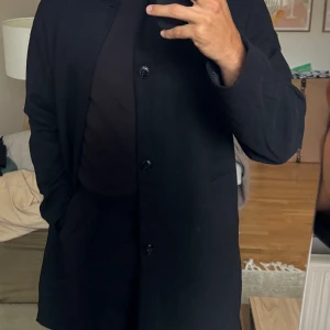 Svart rock från Jack & Jones - En ytterrock i ull från Jack & Jones i svart - ullimitation   Helt oanvänd i förpackning Nypris: 900kr  https://www.asos.com/se/prd/208948959?acquisitionsource=pasteboard