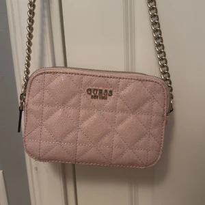 Jättefin rosa guess väska  - Väskan har använts endast en gång och säljer på grund av att jag har två likadana. Den är från guess. 💞 