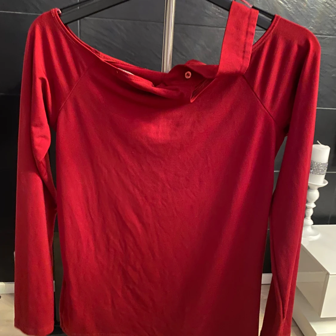 Röd oneshoulder långärmad topp BikBok