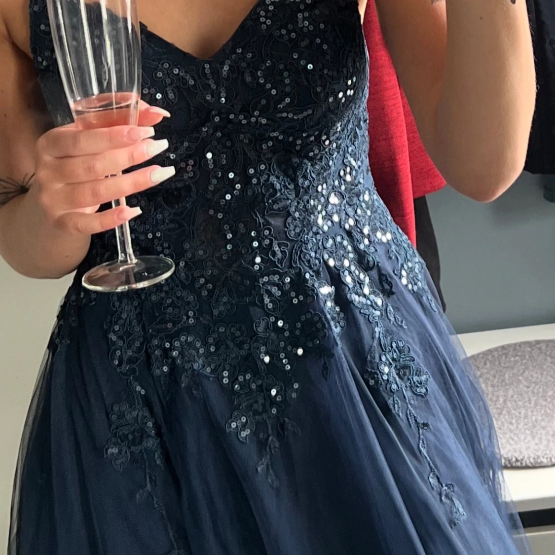 Marinblå balklänning med paljetter - 3